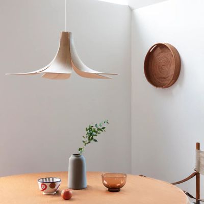 Luminaire en bois suspendu au dessus une table